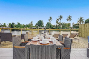 Waterfront Dining Only 5 Min from Hard Rock, Pergola